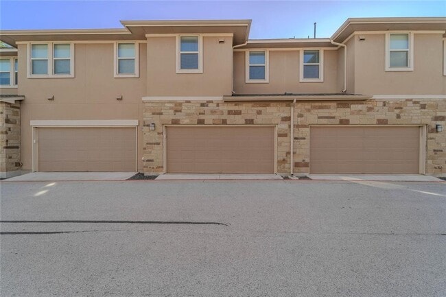 Building Photo - 13800 Lyndhurst St