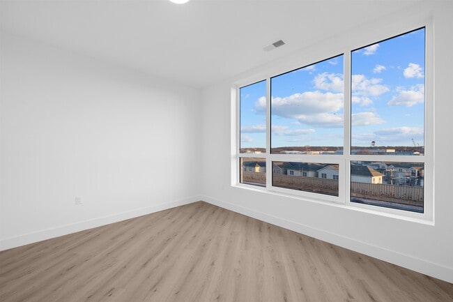 Building Photo - 17 AVENUE E