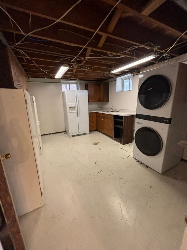 Building Photo - 5 BED | 3 BATH | CARPORT | WEST RAPID