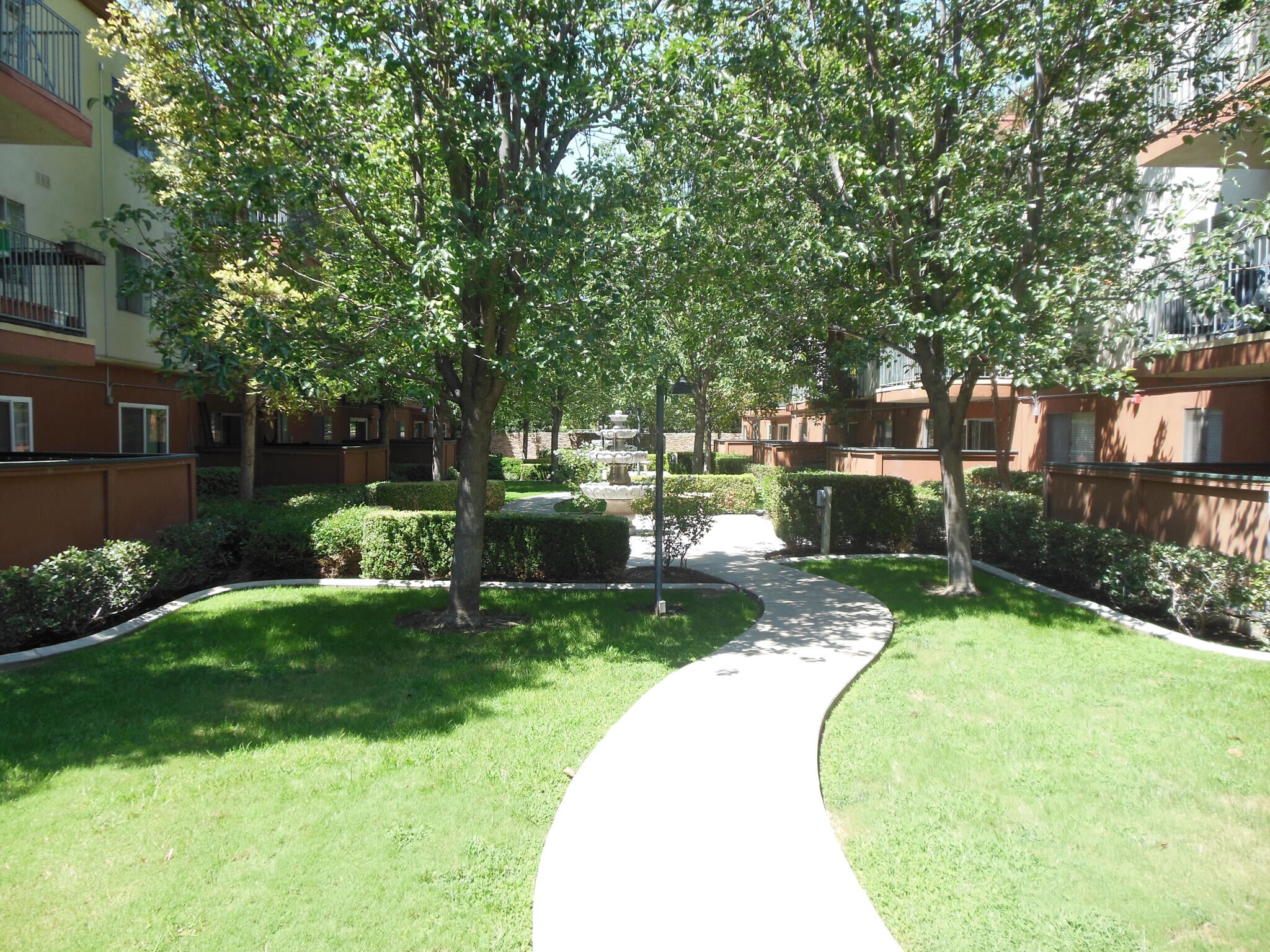 Building Photo - 400 N Acacia Ave