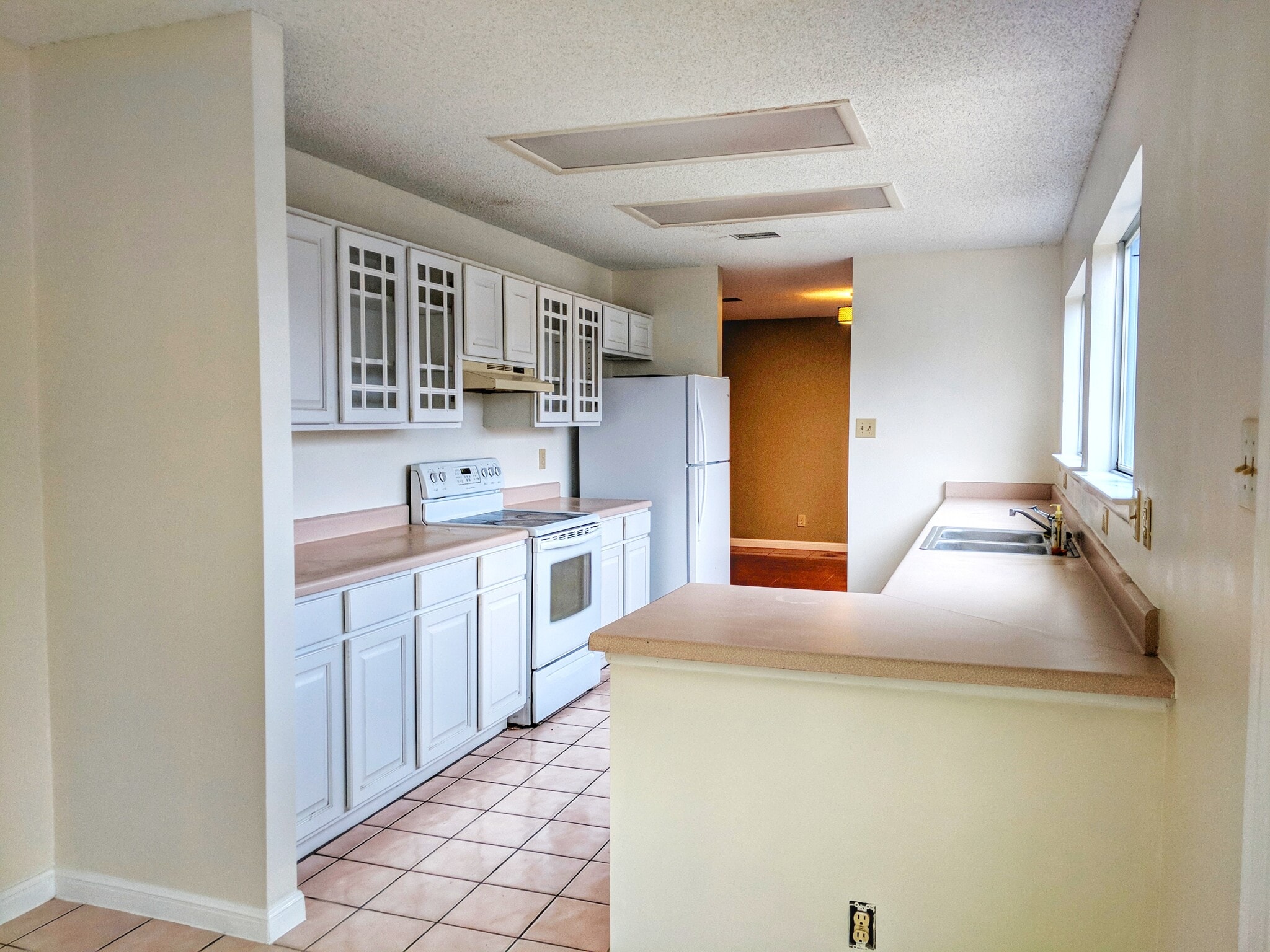 Spacious kitchen with breakfast room - 4507 Sherwood Way