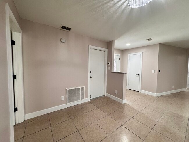 Building Photo - Fully Renovated Palm Harbor Home