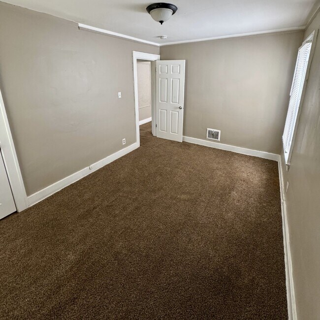 Building Photo - Now Leasing!!! 16730 Woodingham Dr, Detroi...