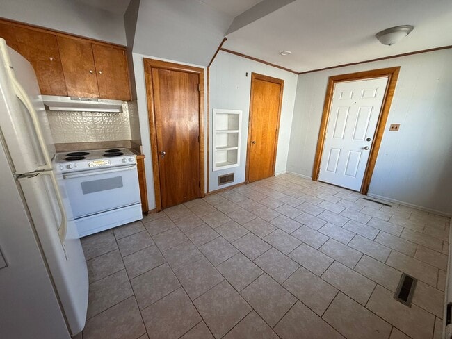 Building Photo - 903 Lee St N