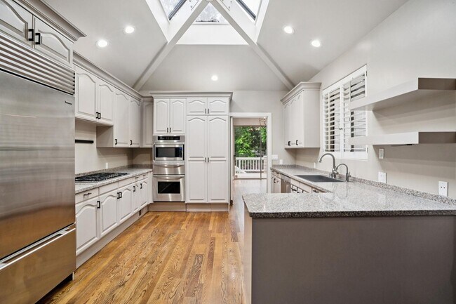 Building Photo - 651 Manresa Ln