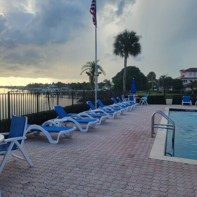 Building Photo - 825 Center St