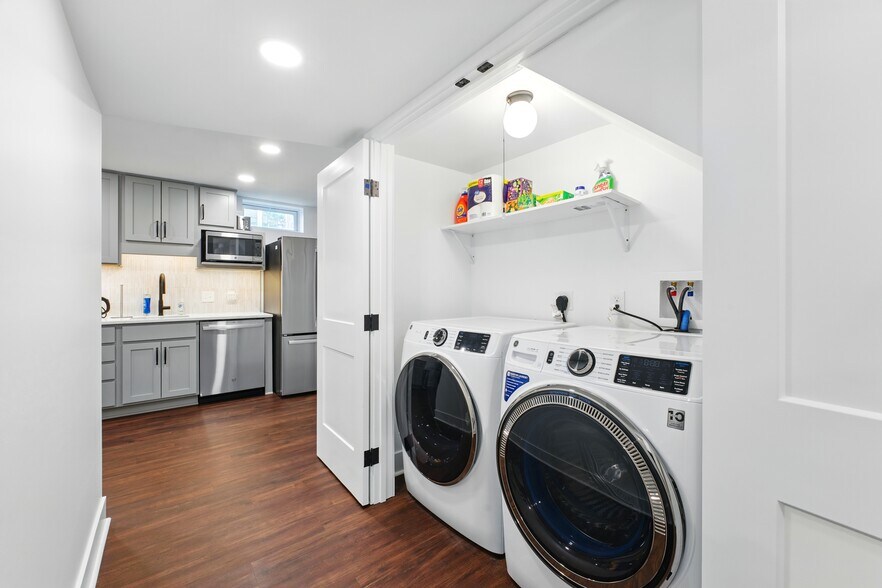 Building Photo - 8125 Bayou Bend Blvd
