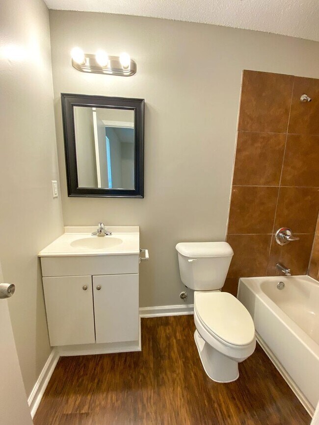 Building Photo - 3 bed, 2 bath in Horn Lake (ss appliances, fresh paint)