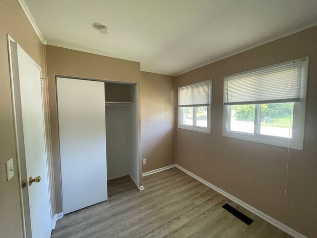 Building Photo - 4910 Porterfield Dr