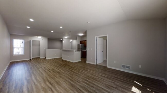 Building Photo - Condo Style Upper 2 Bedroom 2 Bathroom Apartment is Available