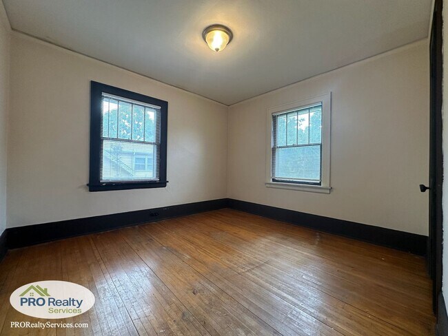 Building Photo - 3 Bedroom Plus Den Home in St. Paul