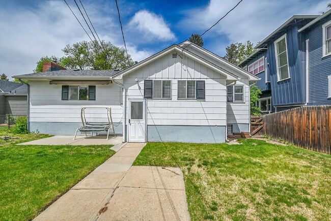 Building Photo - $3,250- Location! 2 Bed 2.5 Bath 2 Non-Con...