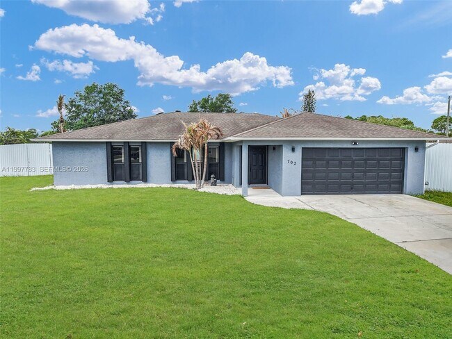 Building Photo - 702 NW Orchid St