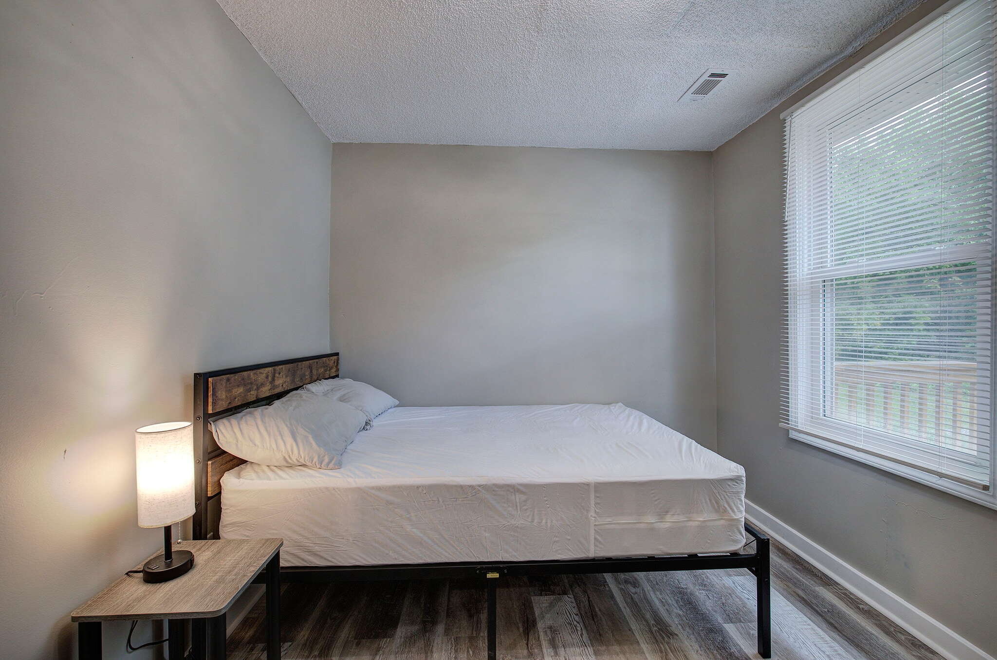 Room 4 - 227 Saint Elmo Cir