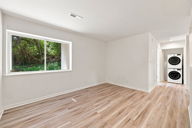 Building Photo - 1243 Cedars Ct