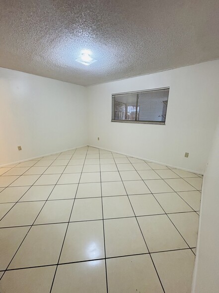 Master bedroom - 1331 W 51st Pl