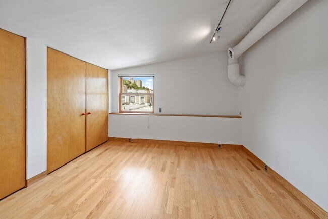 Building Photo - Charming Vintage Second Floor Duplex with In-Unit Laundry in Heart of Oak Park