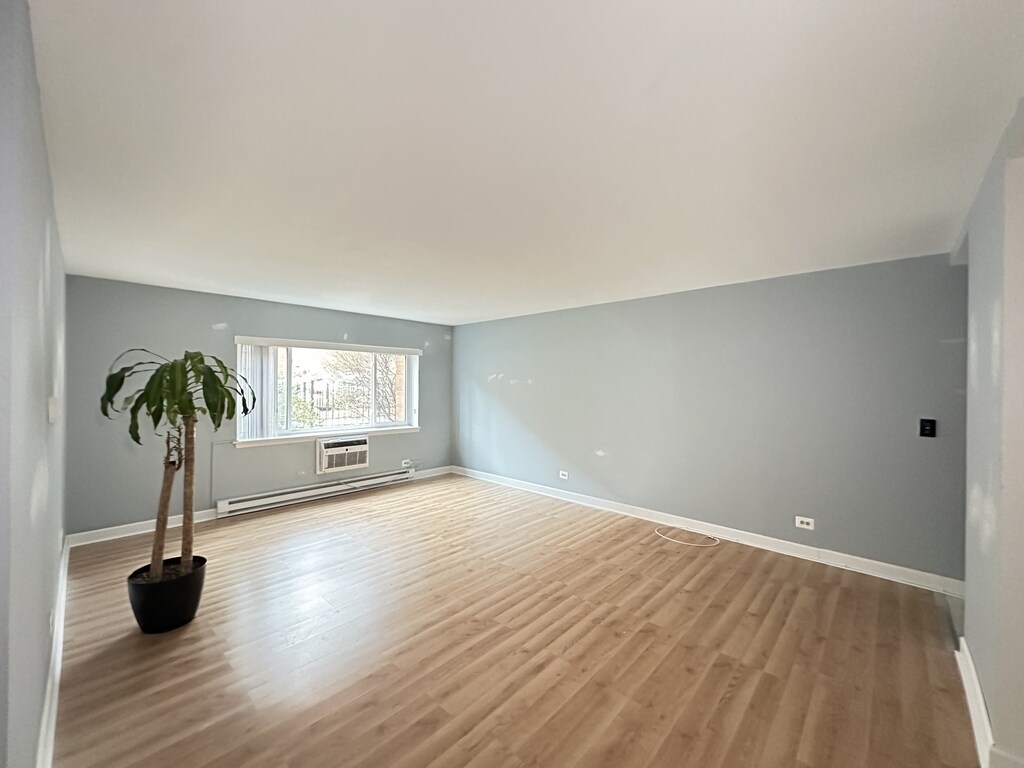 Building Photo - 3825 N Pine Grove Ave