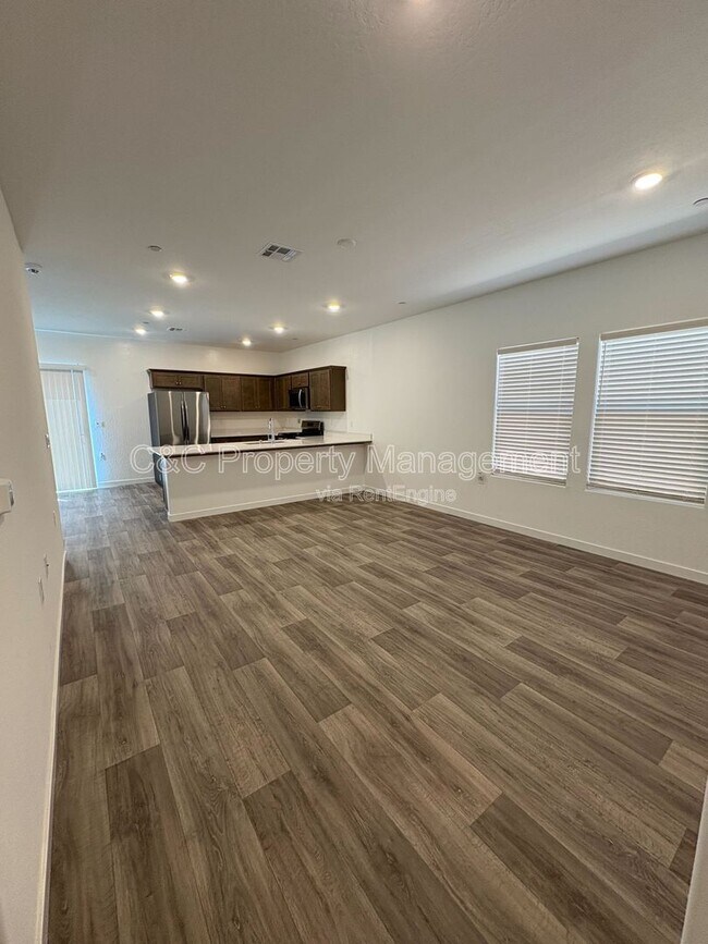 Building Photo - 1024 Deerhorn Dr W
