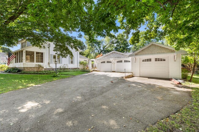 Building Photo - Charming 3 Bedroom, 2 Bath Home with Abund...