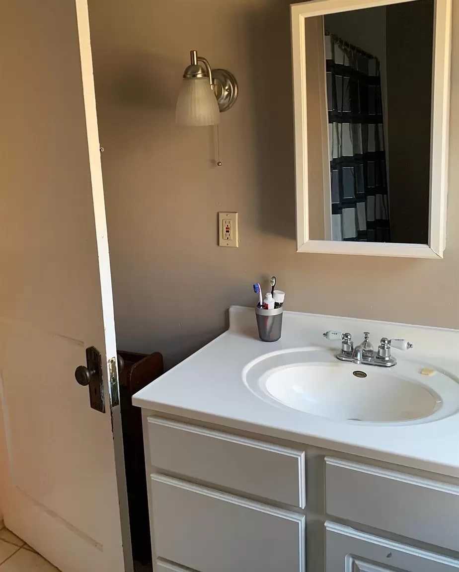 Building Photo - 647 Probasco St