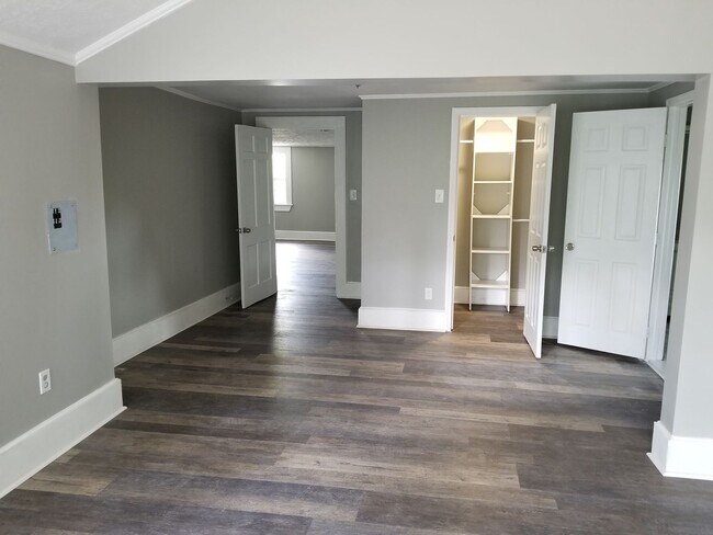 Building Photo - Cozy Home