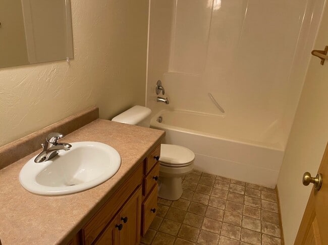 Building Photo - 3 Bed 2.5 Bath Condo that backs to the park!