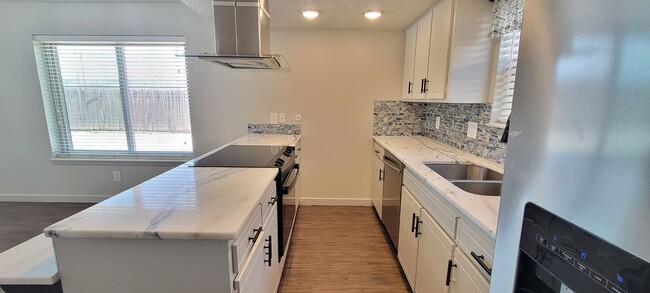 Building Photo - COLONIAL PARK LUXURY CONDO TOTAL UPDATED