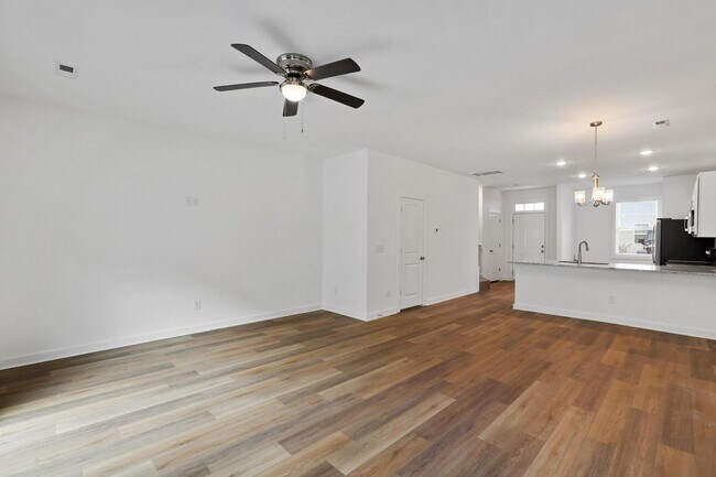 Building Photo - Large 3 story townhome near beach with com...