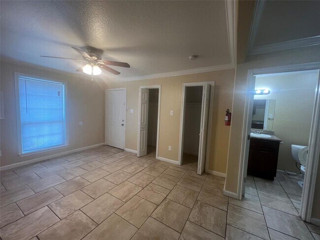 Building Photo - 10110 Westview Dr