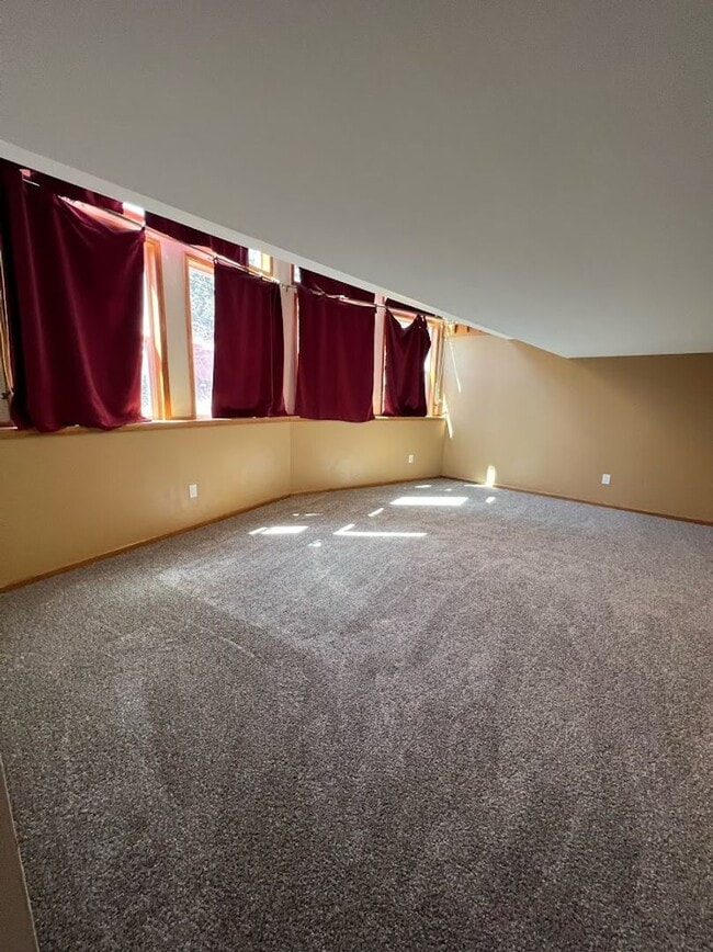 Building Photo - Long Realty & Property Management - 5 Bedr...