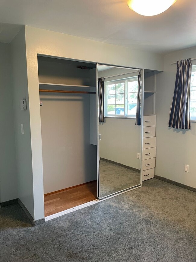 Building Photo - 2 BR/1.75 BA home in Edmonds