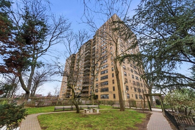 Building Photo - 201 St Pauls Ave