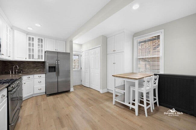 Building Photo - Modern Updated Victorian Duplex 3-Plus Bed...
