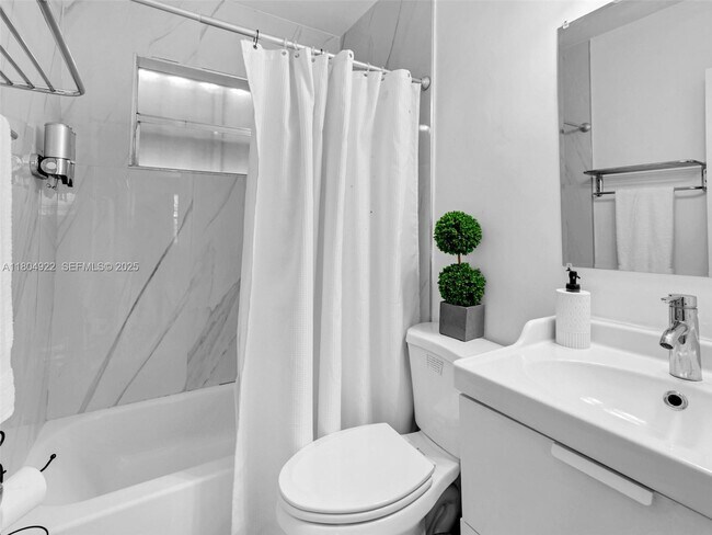 Building Photo - 421 W Pembroke Rd