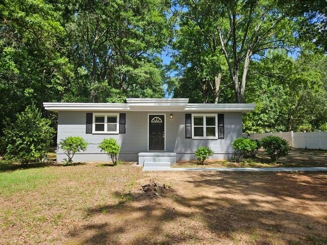 Building Photo - Charming 3 bedroom