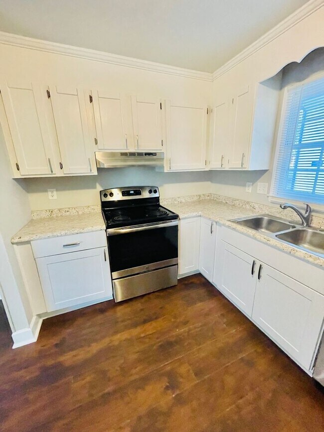 Building Photo - 3 bed 1.5 bath ranch style house * Special *
