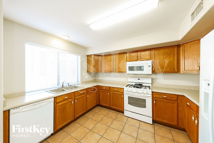 Building Photo - 12922 W Holly St