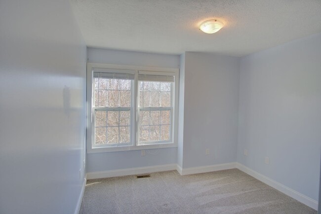 Building Photo - 3 Bed / 2.5 Bath.  Pet Friendly. Garage.