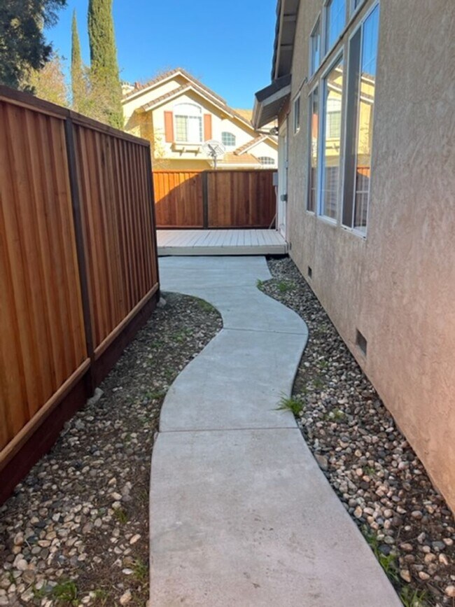 Building Photo - Spacious 4-Bedroom Home in a Quiet Tracy Cul-De-Sac!