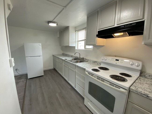 Building Photo - 452 Alder St