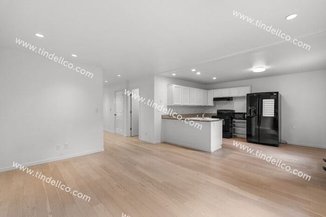 Building Photo - Spacious 3BR w/ Fenced Backyard w/ Deck – ...