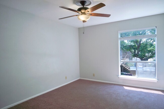Building Photo - Cute 2 Bedroom 2 Bath Condo close to Medic...