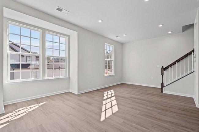 Building Photo - 1509 Newpoint Dr