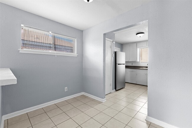 Building Photo - 5722 Pickfair St