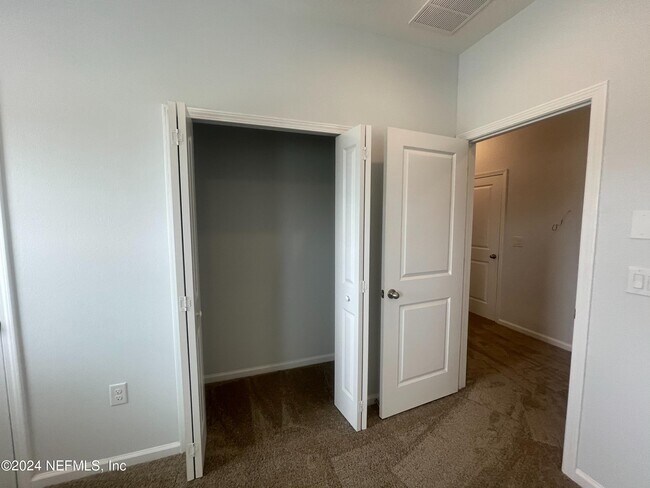 Building Photo - 34 Pinebury Ln