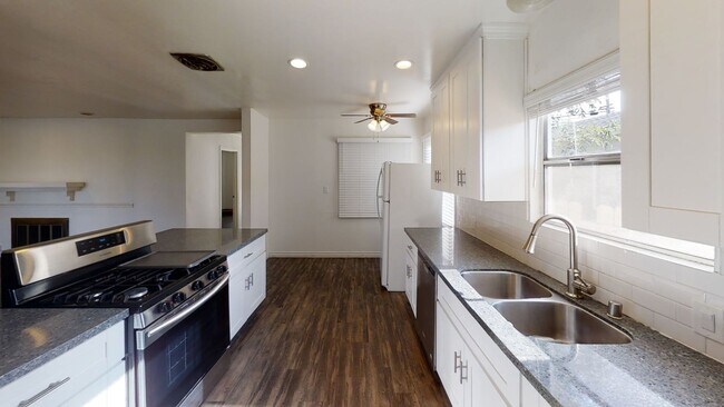 Building Photo - 5BD/2BA on MARY LANE! (Lease Out Pending S...