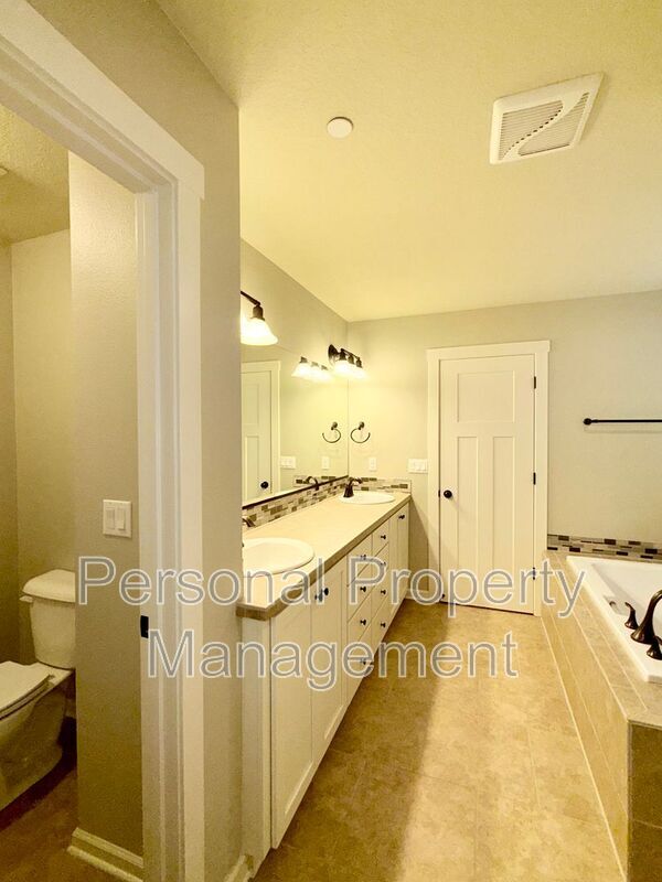 Building Photo - 3623 NE Sitka Dr