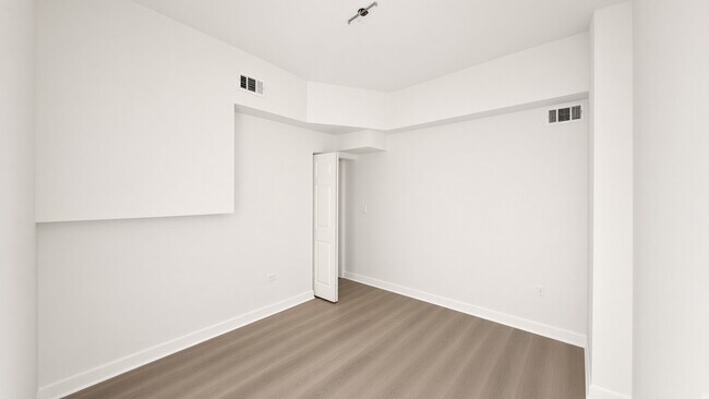 Building Photo - 2042 W Touhy Ave