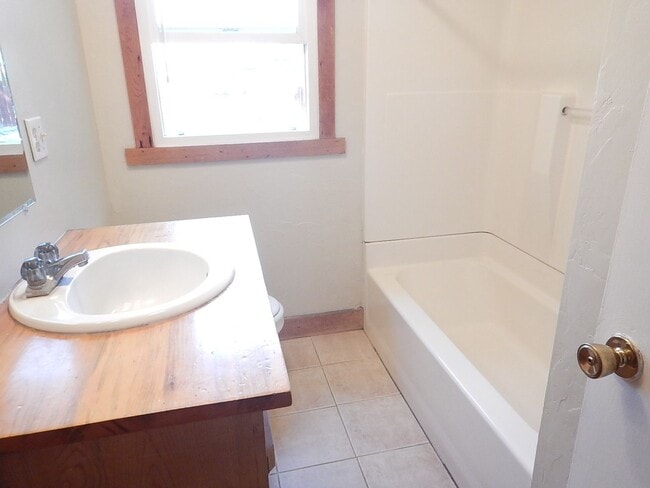 Building Photo - 3 Bedroom, 1 Bathroom in Heights Subdivisi...